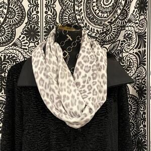 Old Navy Infinity Scarf BRAND NEW w/ TAG Animal Print‎ on Cream Super Soft